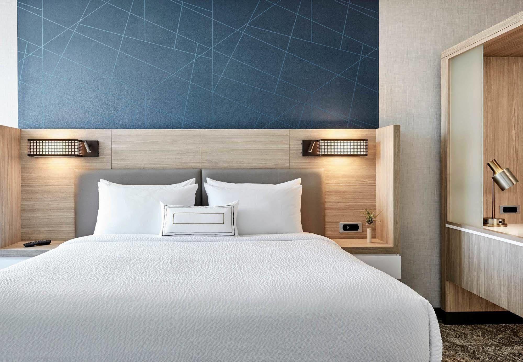Springhill Suites By Marriott Коралвил Екстериор снимка