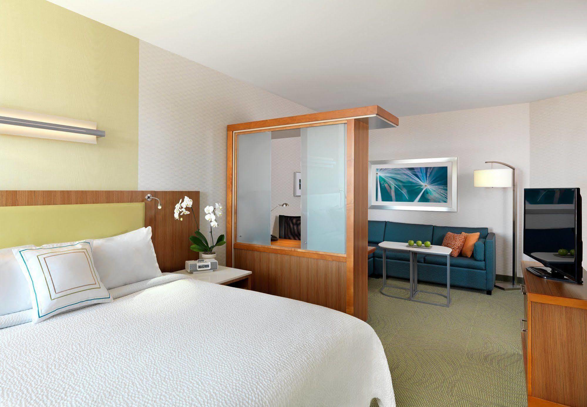 Springhill Suites By Marriott Коралвил Екстериор снимка